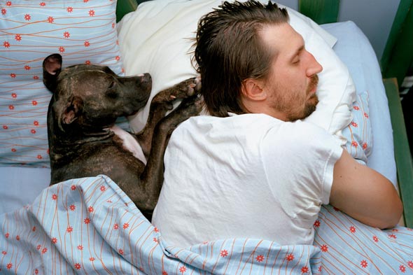 ¿Debería tu perro dormir en tu cama?